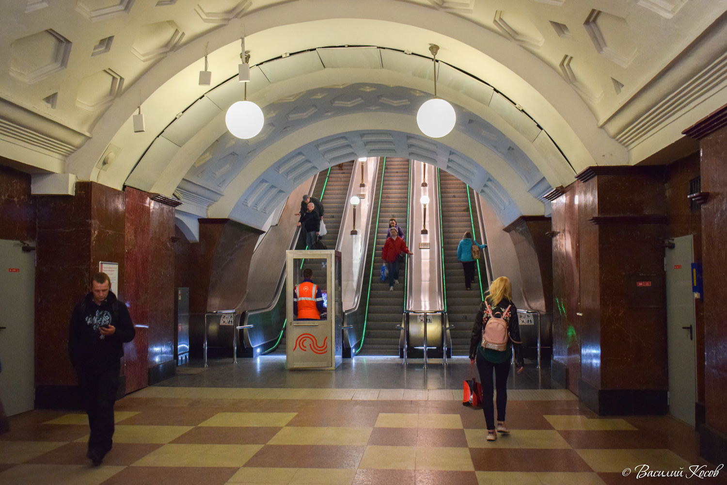 Москва, Сокольническая линия Московского метрополитена, станция метро «Красные ворота»