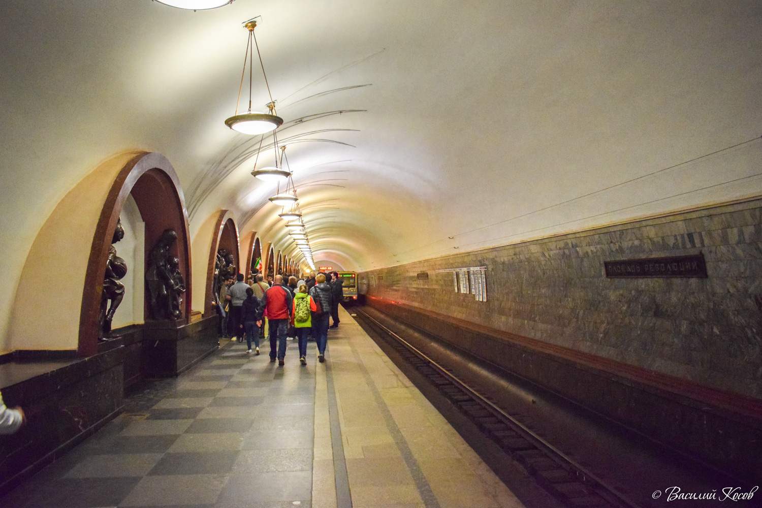 Moskwa, Арбатско-Покровская линия Московского метрополитена, станция метро «Площадь Революции»
