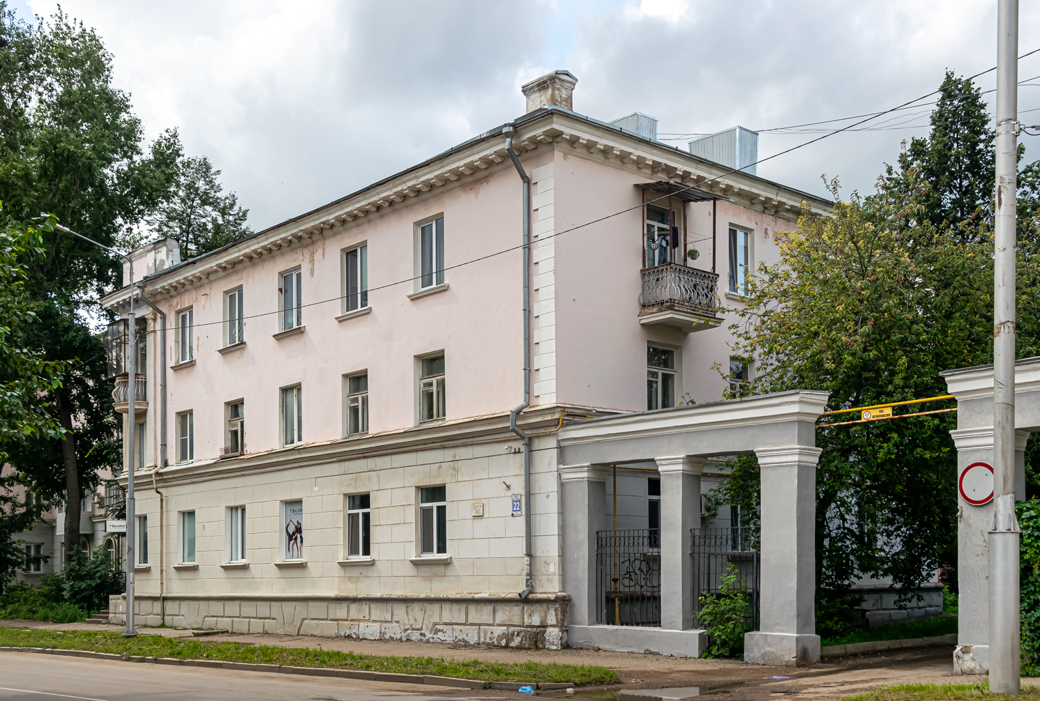 Октябрьский, Улица Губкина, 22