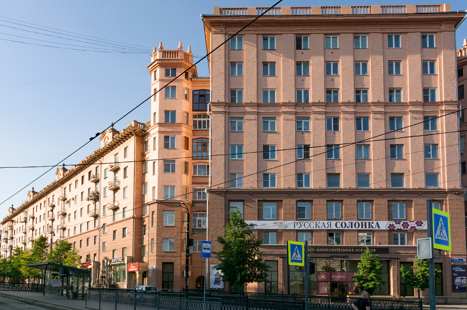 Челябинск, Улица Цвиллинга, 38; Площадь Революции, 1