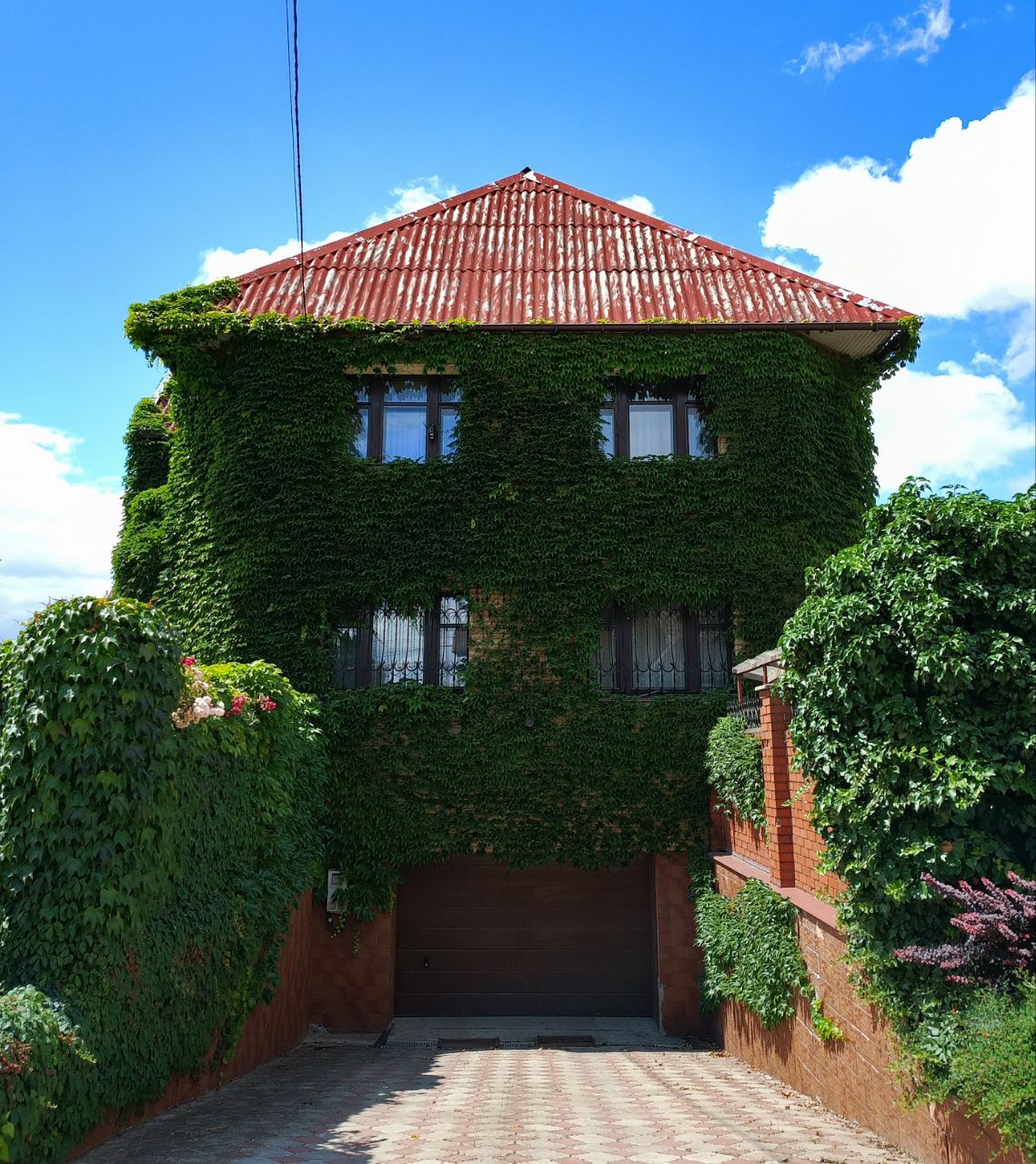 Yasynuvata, Полевая улица, 11