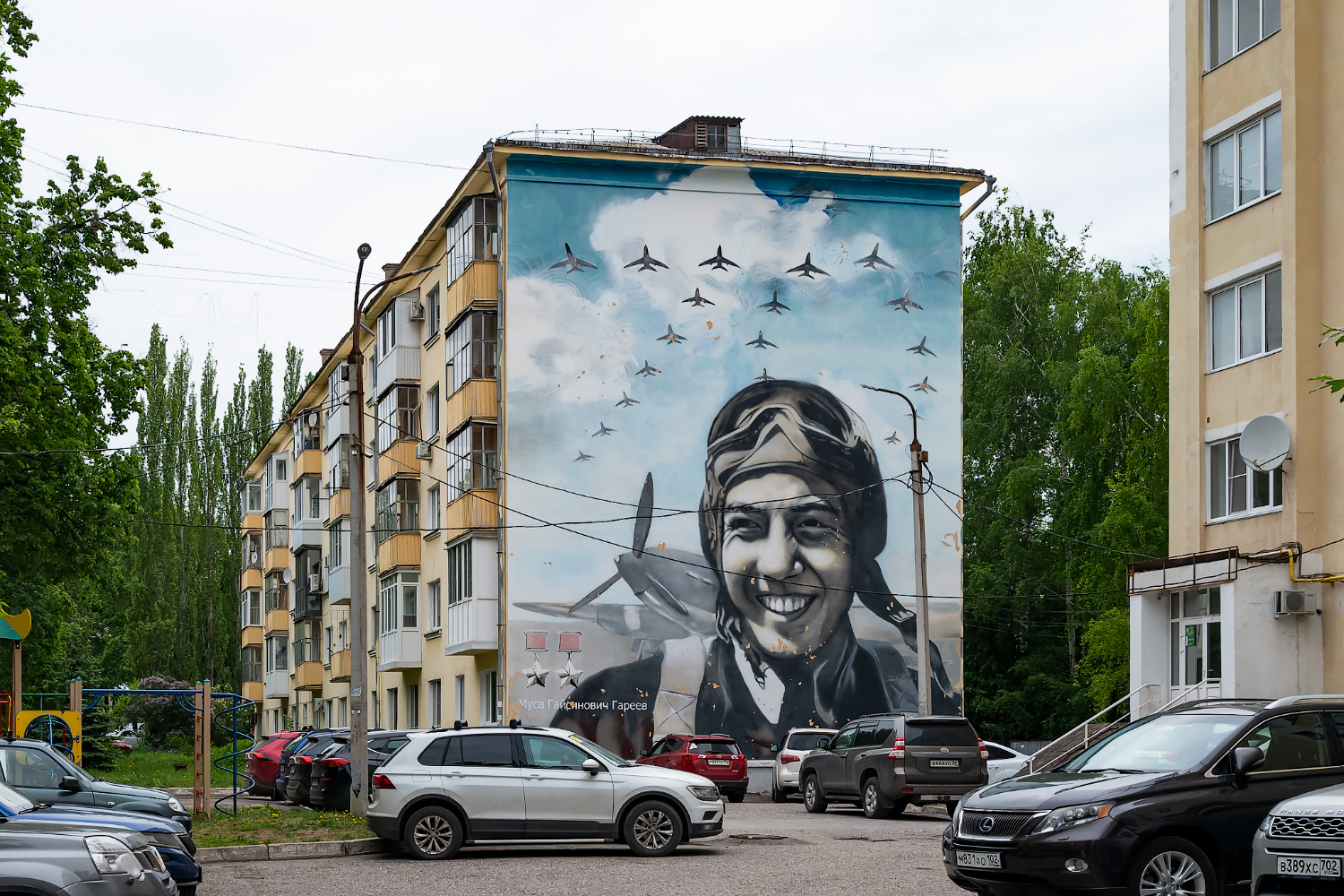 Уфа, Улица Худайбердина, 4. Монументальное искусство (мозаики, росписи, барельефы, сграфито)