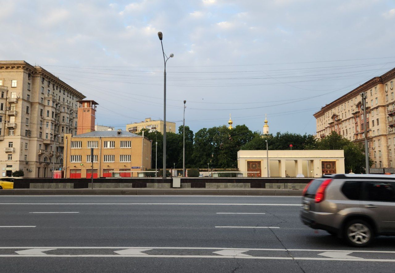 Москва, Ленинградский проспект, 71А; Замоскворецкая линия Московского метрополитена, станция метро «Сокол»