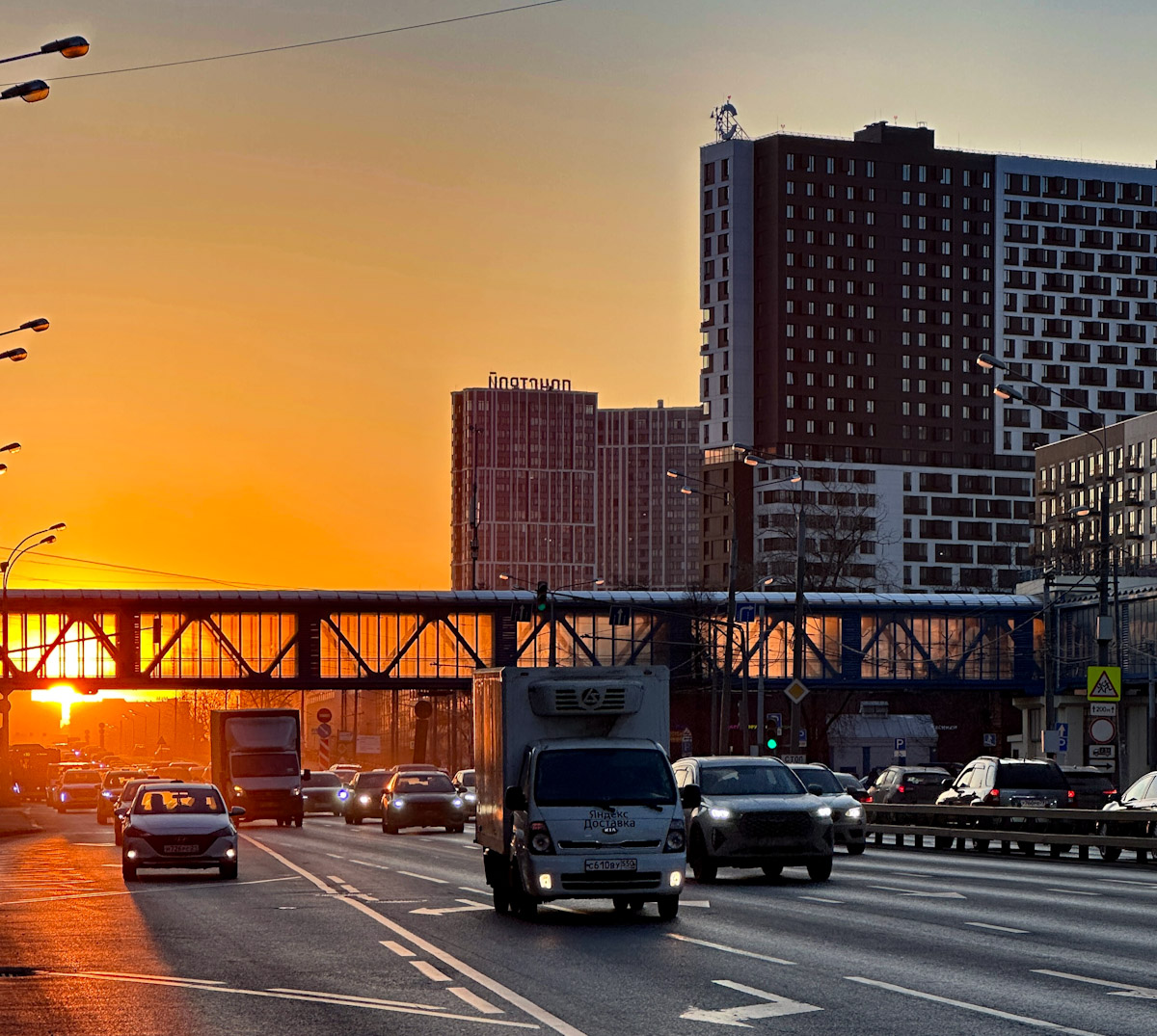Москва, Шоссе Энтузиастов, Авиамоторный пешеходный мост; Красноказарменная улица, 14А корп. 6