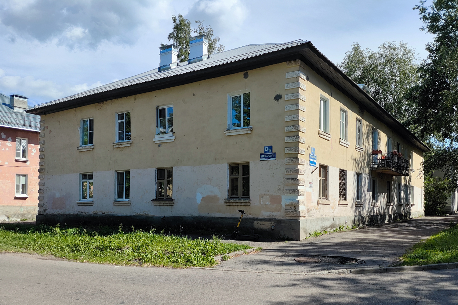 Великий Новгород, Тихвинская улица, 18 / Улица Даньславля, 13