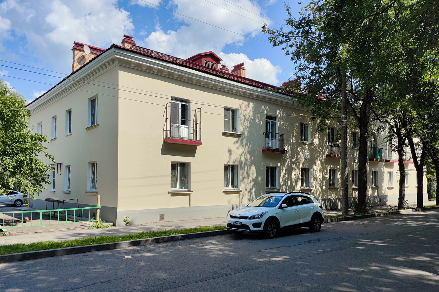 Великий Новгород, Славная улица, 47 / Улица Рогатица, 25