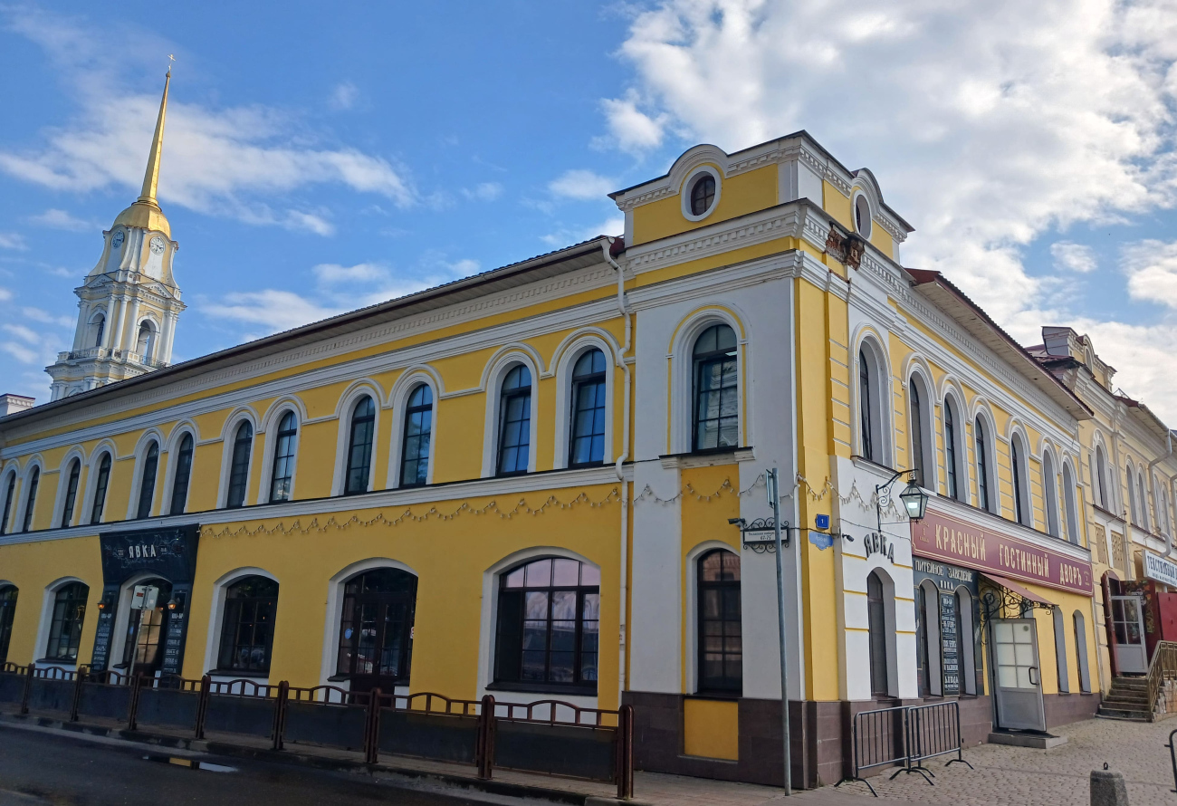 Рыбинск, Красная площадь, 1 / Волжская набережная, 67-75