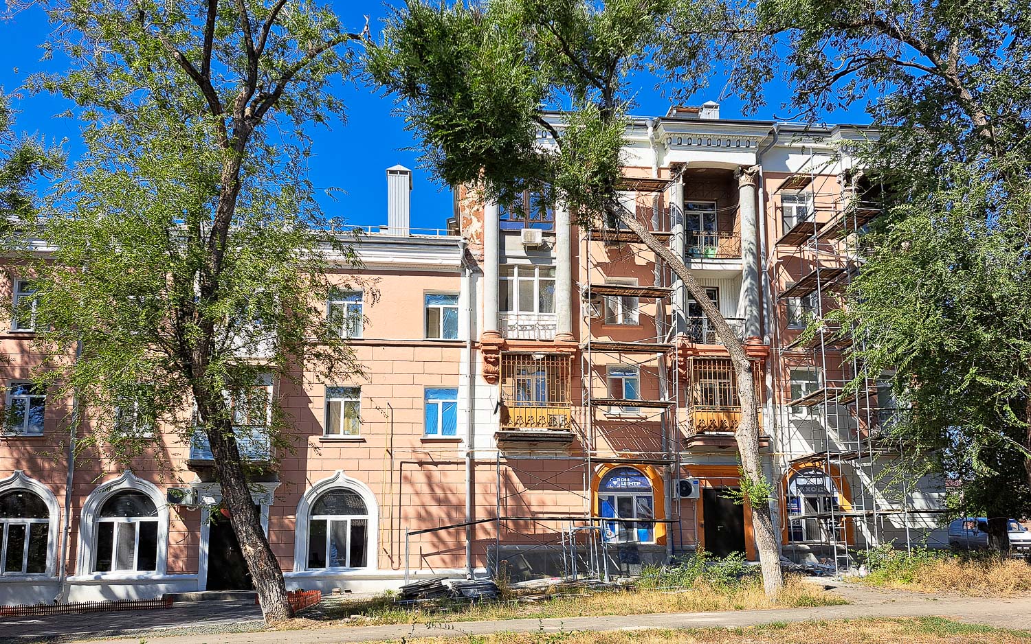 Мариуполь, Улица Апатова, 112 / Улица Энгельса, 14