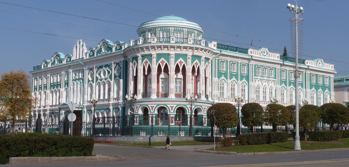 Екатеринбург, Проспект Ленина, 35 / Улица Горького, 23 / Екатерининская Широкая улица