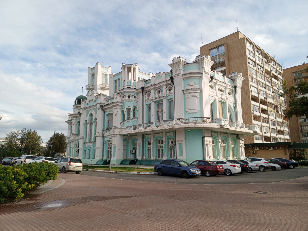 Астрахань, Улица Урицкого, 1 / Красная набережная, 1