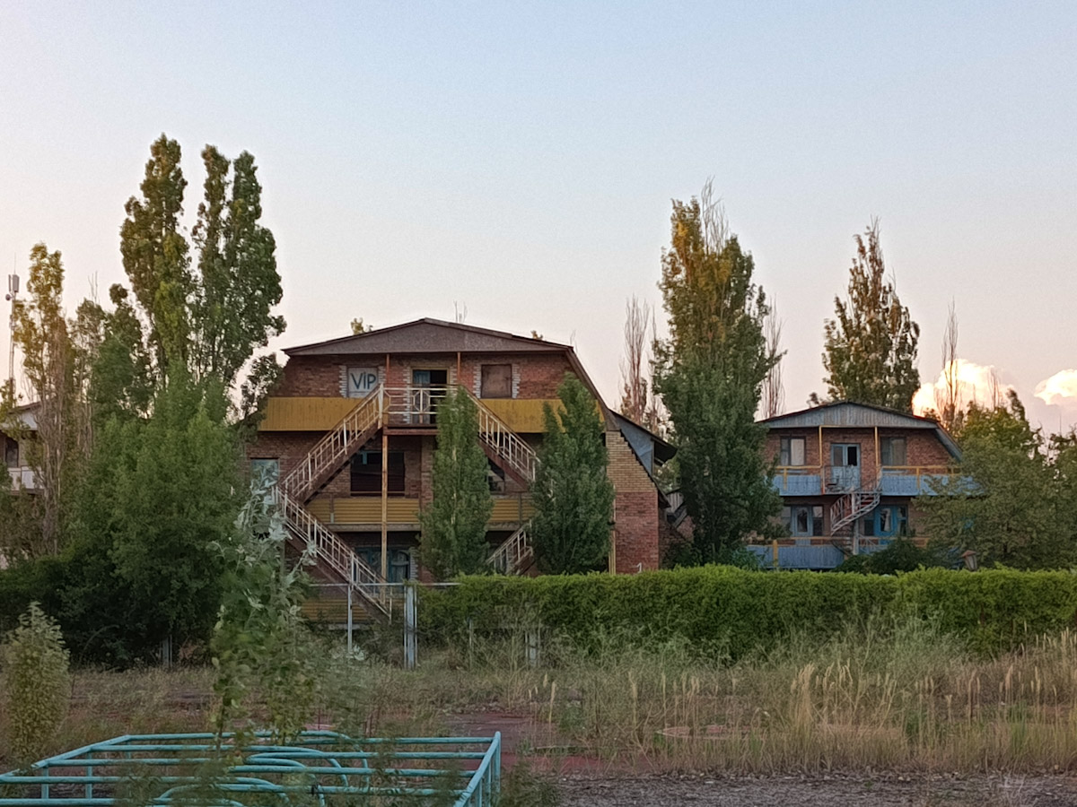 Белосарайская Коса, Улица Безуха, ?