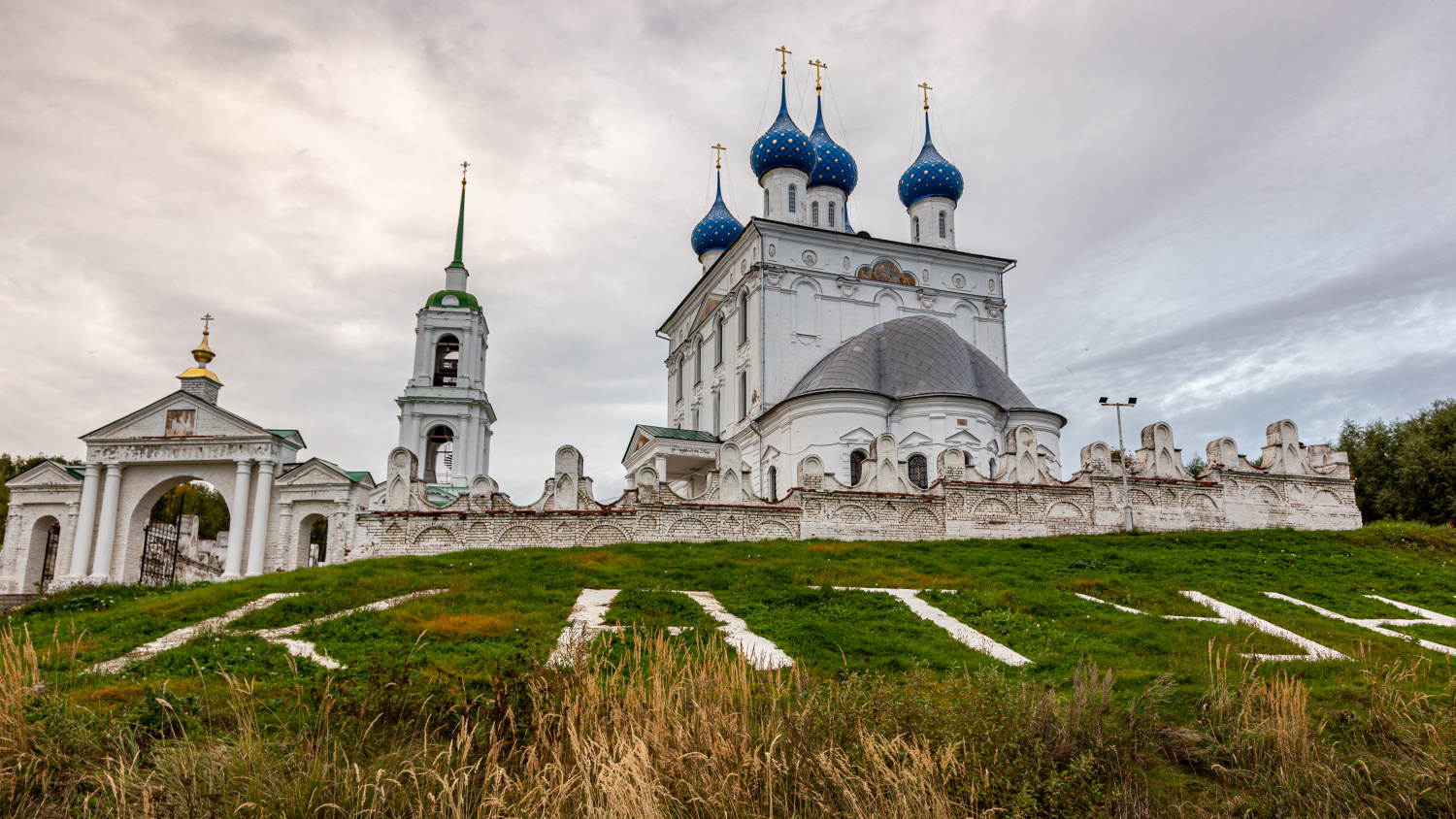 Катунки, Первомайская улица, 7 (южные ворота); Первомайская улица, 7