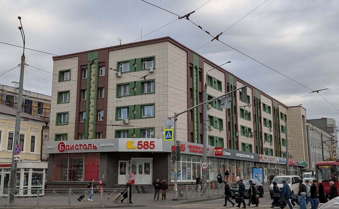 Казань, Улица Бурхана Шахиди, 1 / Улица Рустема Яхина, 15