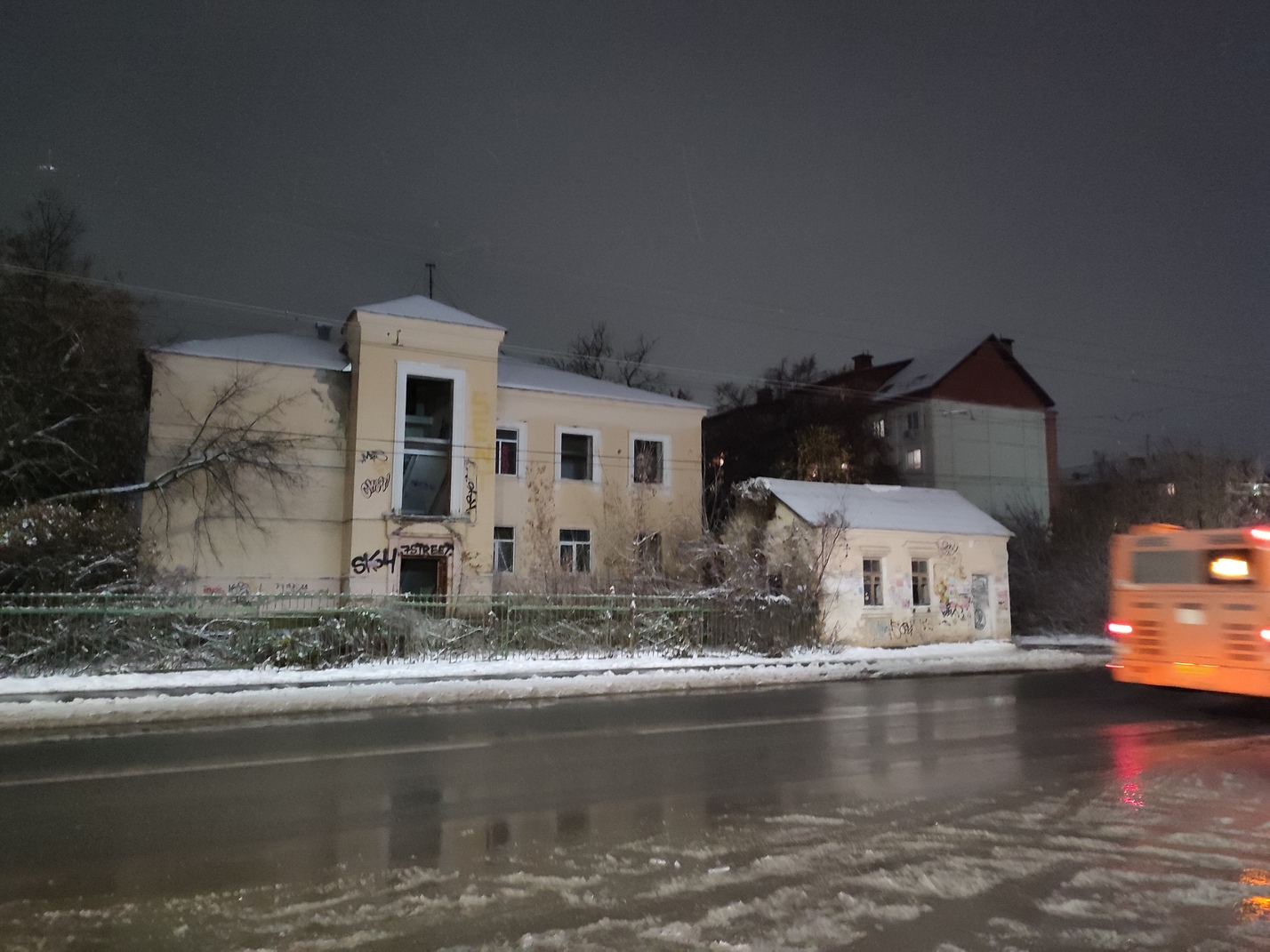 Нижний Новгород, Улица Героя Сутырина, 19