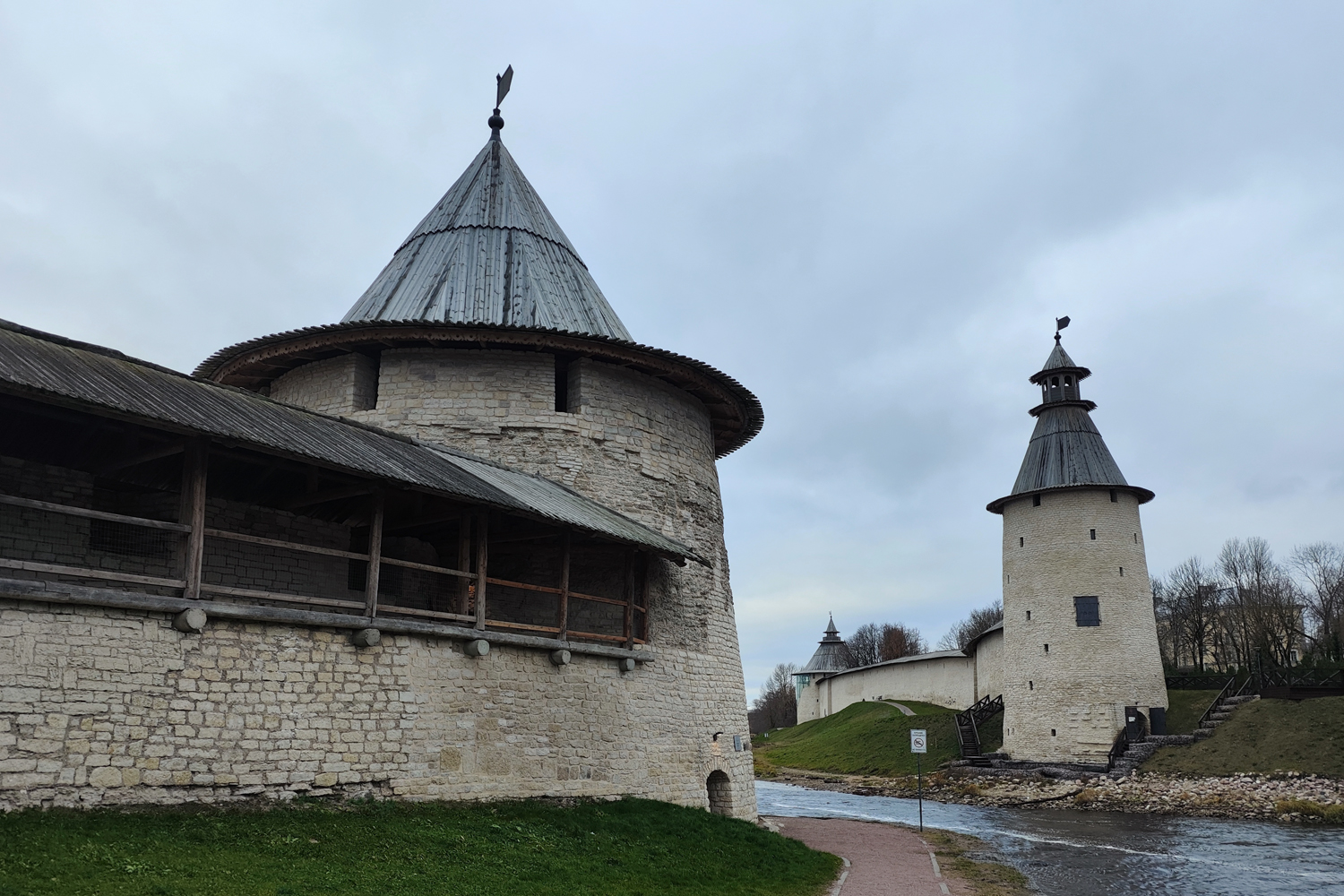 Pskov, Кремль, 1/7; Улица Набат, 2*