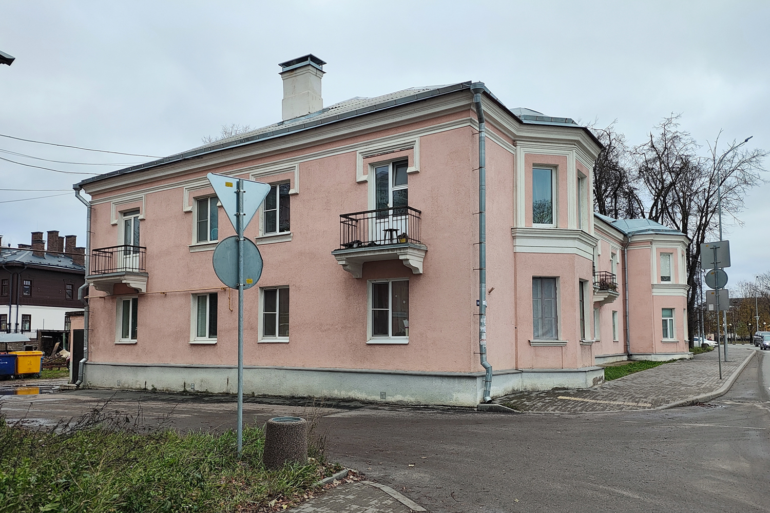 Pskov, Улица Леона Поземского, 11