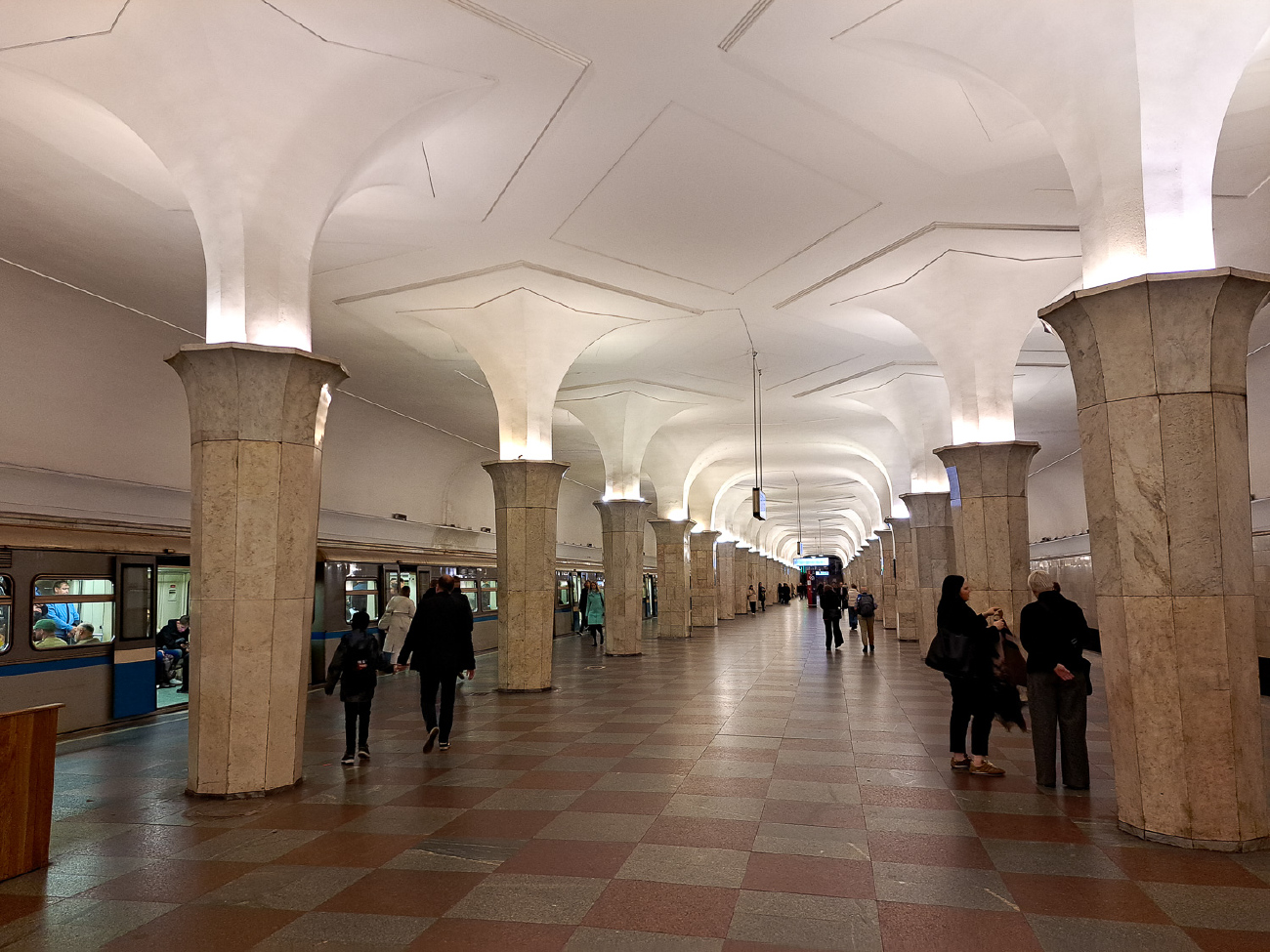 Москва, Сокольническая линия Московского метрополитена, станция метро «Кропоткинская»