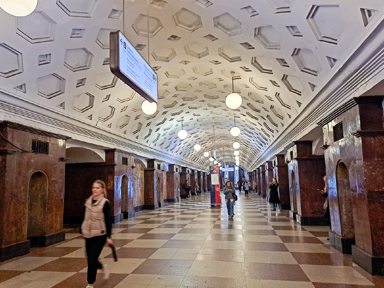 Москва, Сокольническая линия Московского метрополитена, станция метро «Красные ворота»