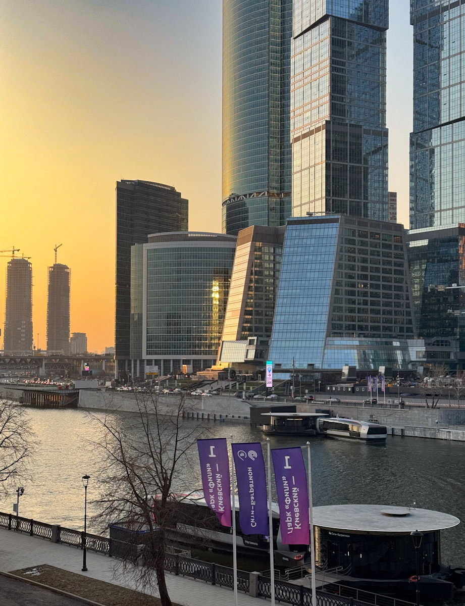 Москва, Пресненская набережная, 10; Пресненская набережная, 8; Пресненская набережная, Причал «Сити - Центральный»; Набережная Тараса Шевченко, Причал «Сити - Багратион»