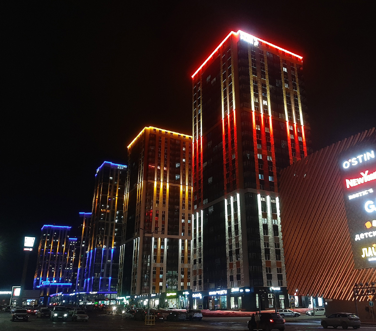 Екатеринбург, Проспект Космонавтов, 108Г; Проспект Космонавтов, 108Б; Проспект Космонавтов, 108 / Улица Архитектора Антонова, 2; Проспект Космонавтов, 108 /  Улица Архитектора Антонова, 3