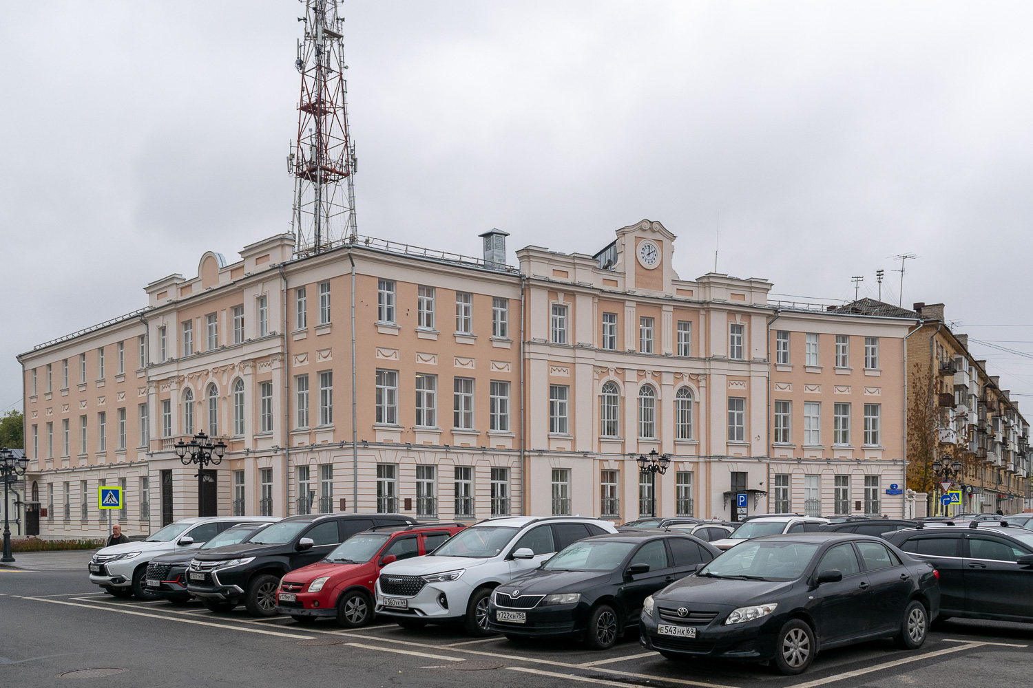 Тверь, Площадь Михаила Тверского, 2 / Новоторжская улица, 24