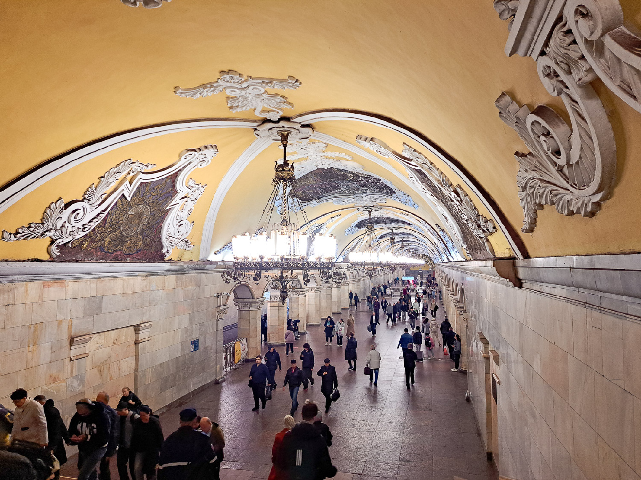 Москва, Кольцевая линия Московского метрополитена, станция метро «Комсомольская»