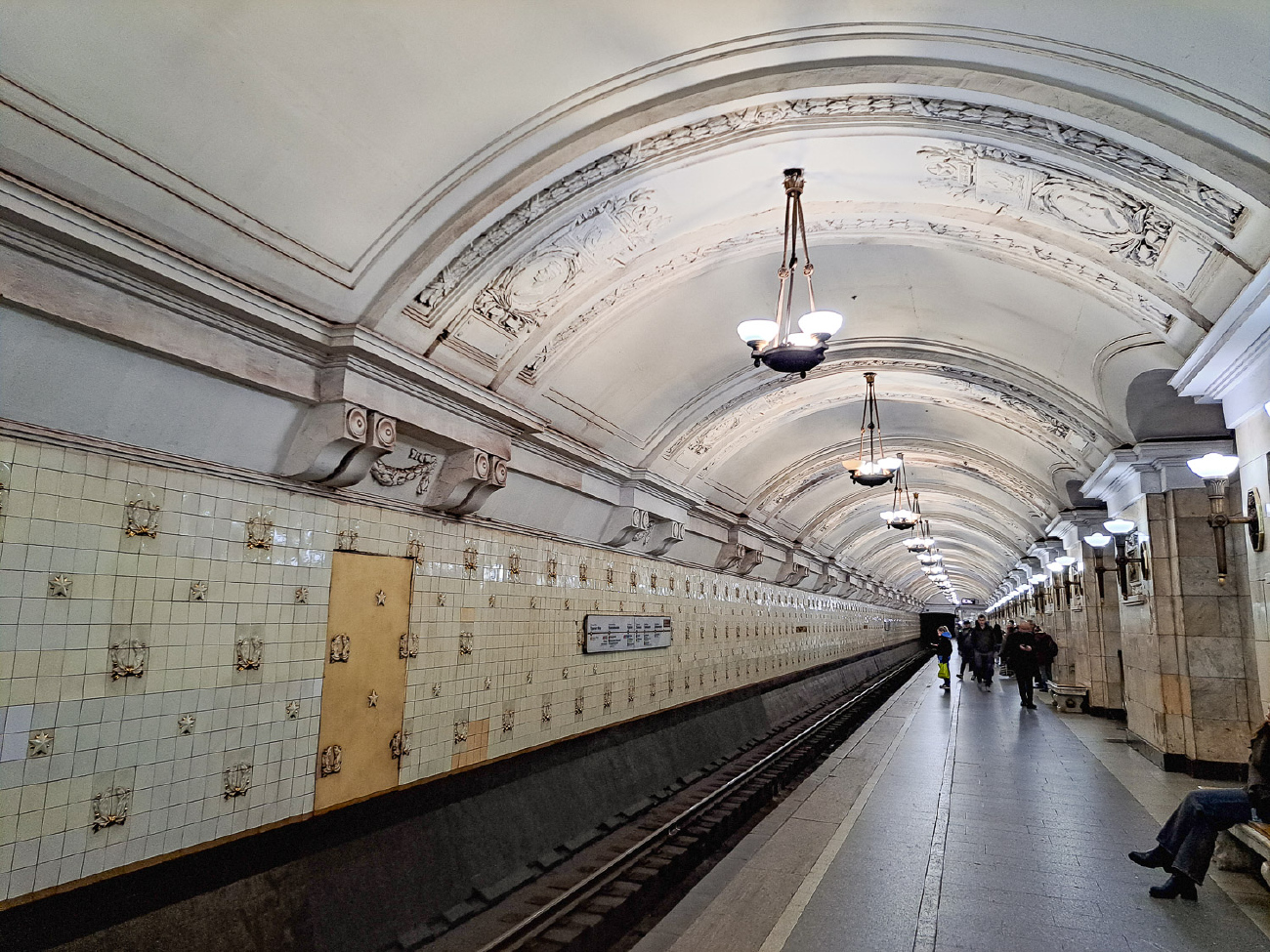 Москва, Кольцевая линия Московского метрополитена, станция метро «Октябрьская»