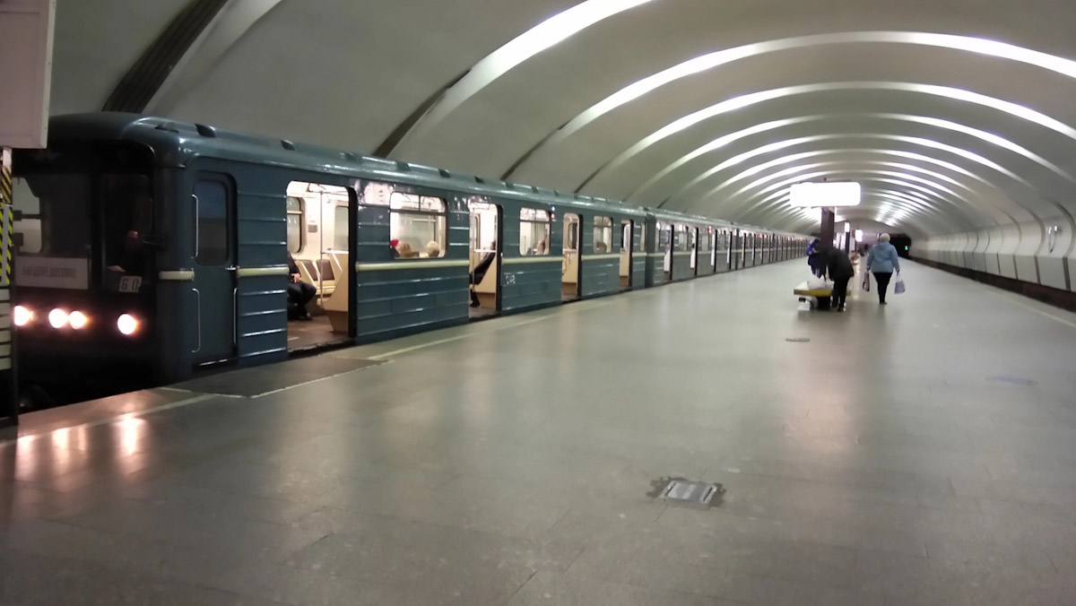 Москва, Калужско-Рижская линия Московского метрополитена, станция метро «Коньково»