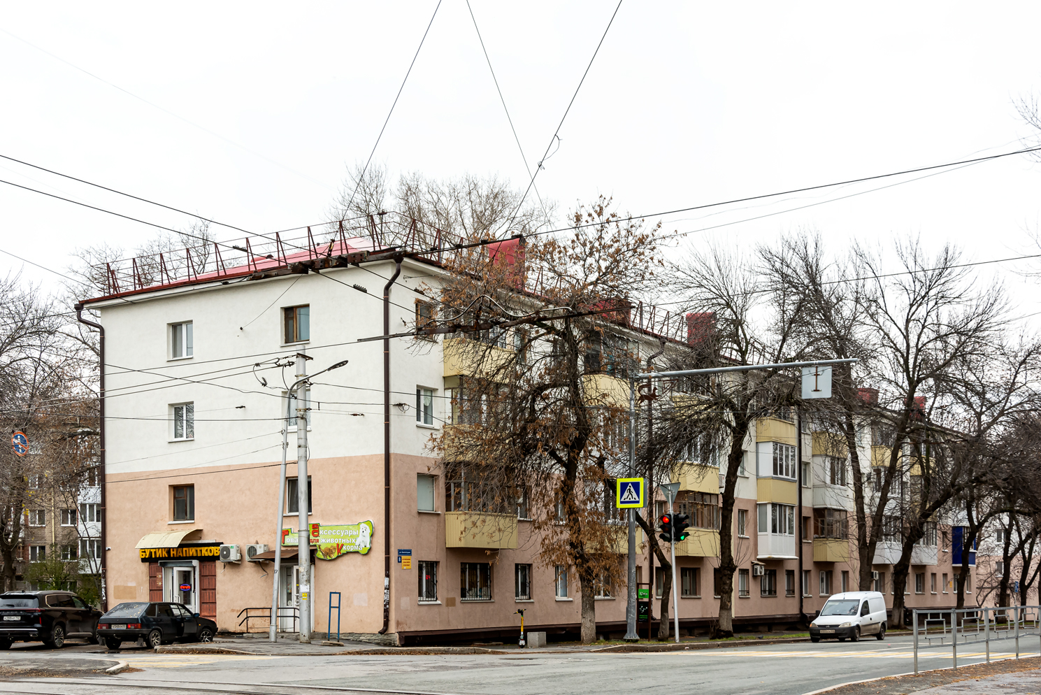 Уфа, Улица Конституции, 8 / Кольцевая улица, 35