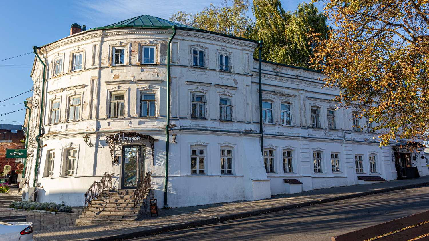 Кострома, Улица Молочная Гора, 2 / Улица Островского, 1