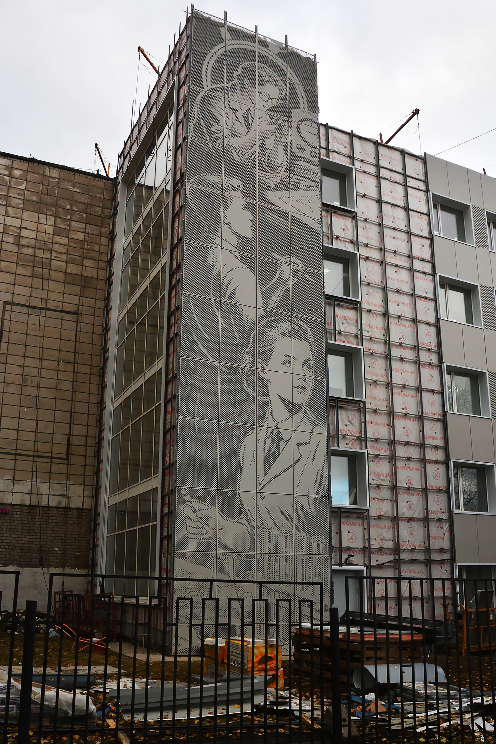 Пермь, Улица Советской Армии, 32. Монументальное искусство (мозаики, росписи, барельефы, сграфито)