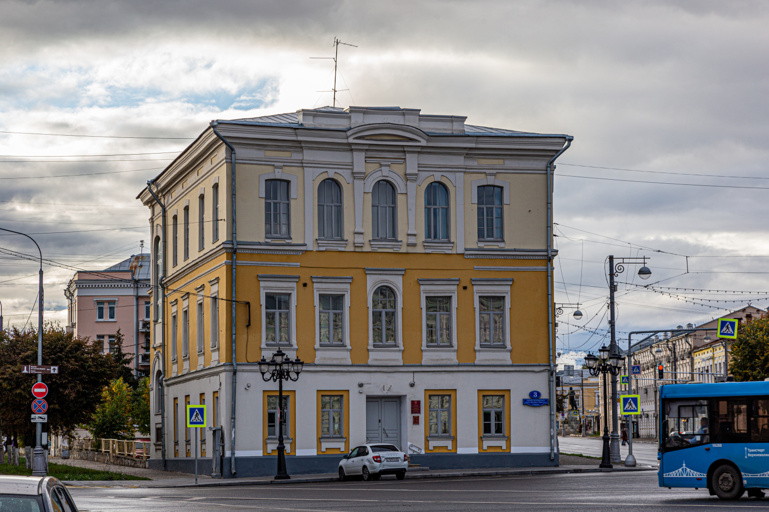 Тверь, Советская улица, 42 / Площадь Михаила Тверского, 3