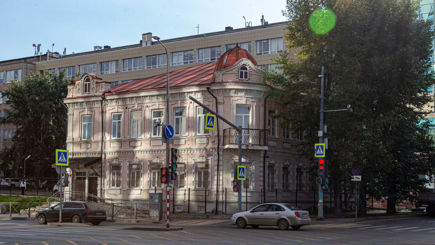 Пермь, Монастырская улица, 83 / улица Попова, 7