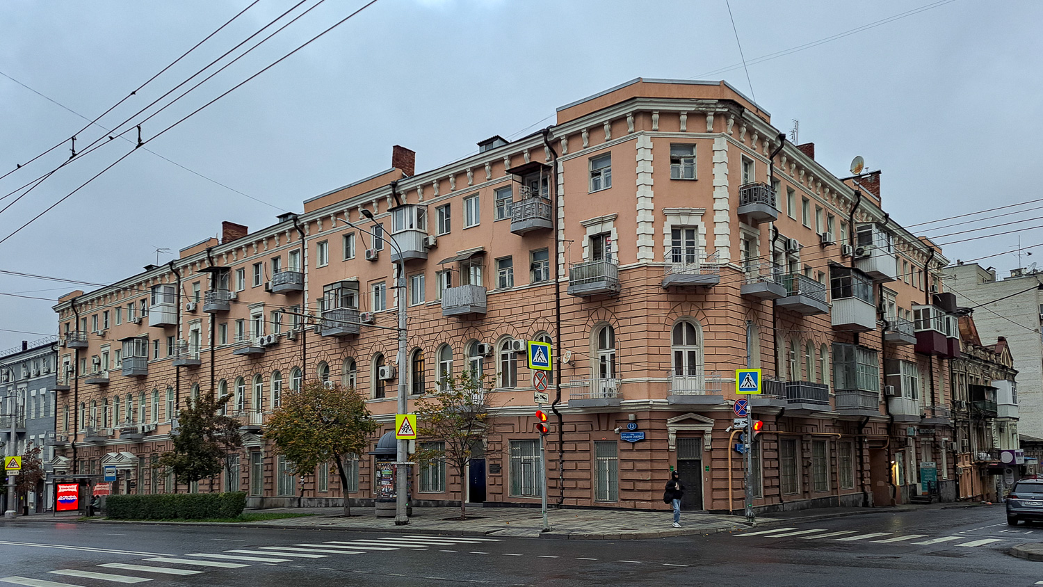 Ростов-на-Дону, Большая Садовая улица, 13 / Братский переулок, 33