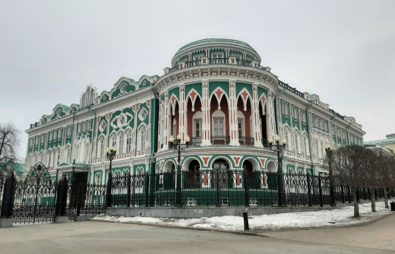 Екатеринбург, Проспект Ленина, 35 / Улица Горького, 23 / Екатерининская Широкая улица