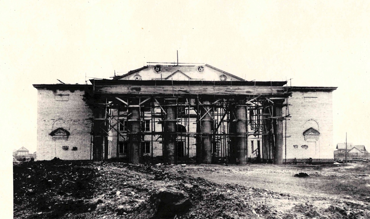 Пикалёво, Площадь Комсомола, 1