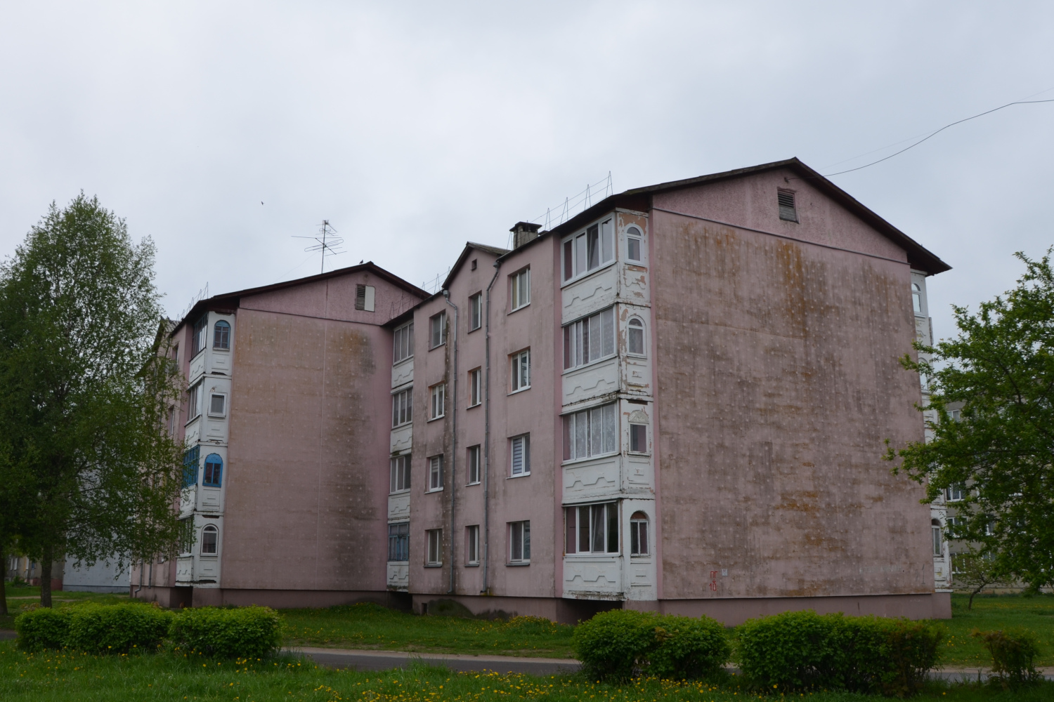 Лошница, Молодёжная улица, 1; Молодёжная улица, 2