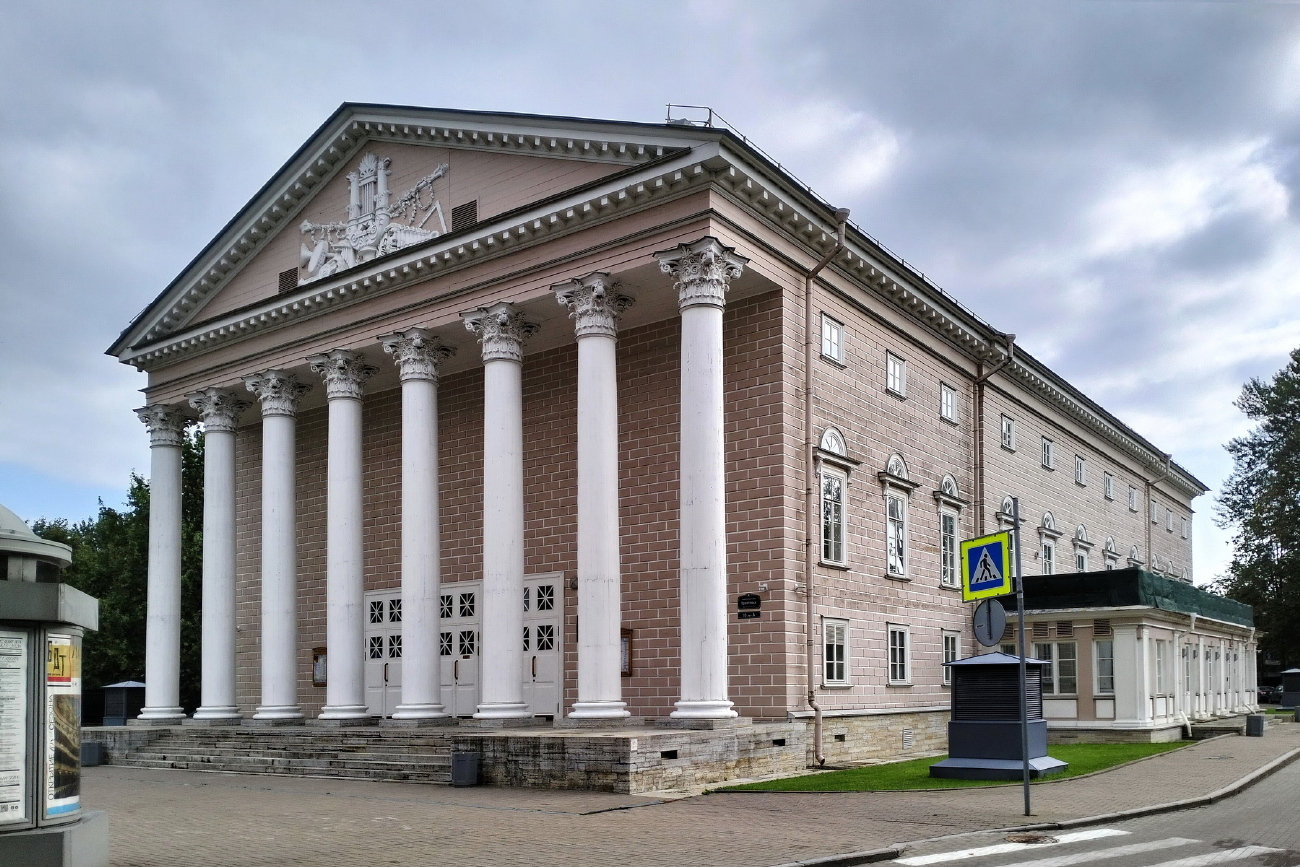 Санкт-Петербург, Набережная реки Крестовки, 10