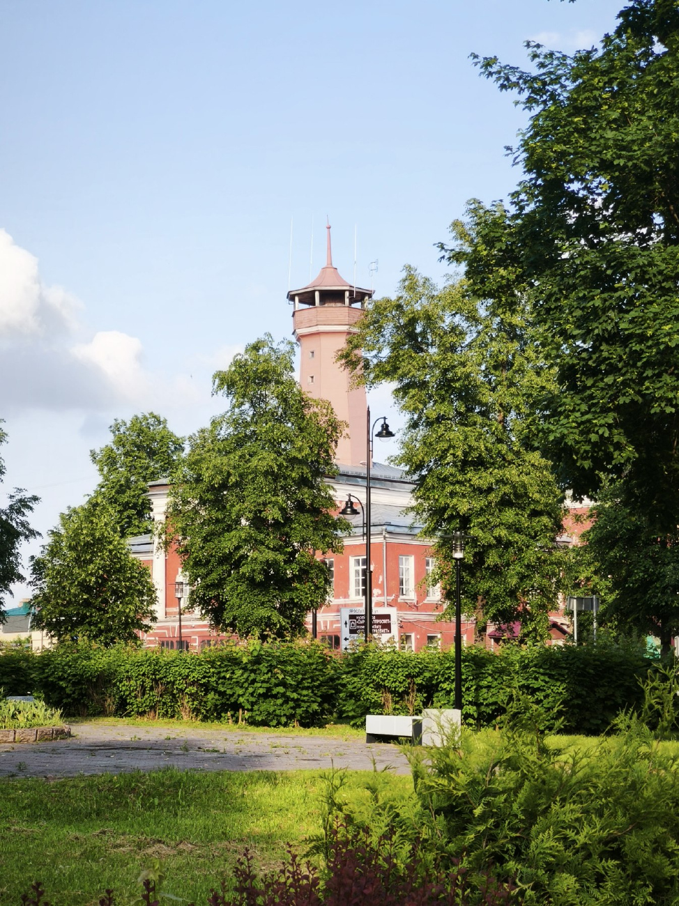 Углич, Ярославская улица, 10 / Улица Ольги Берггольц, 12