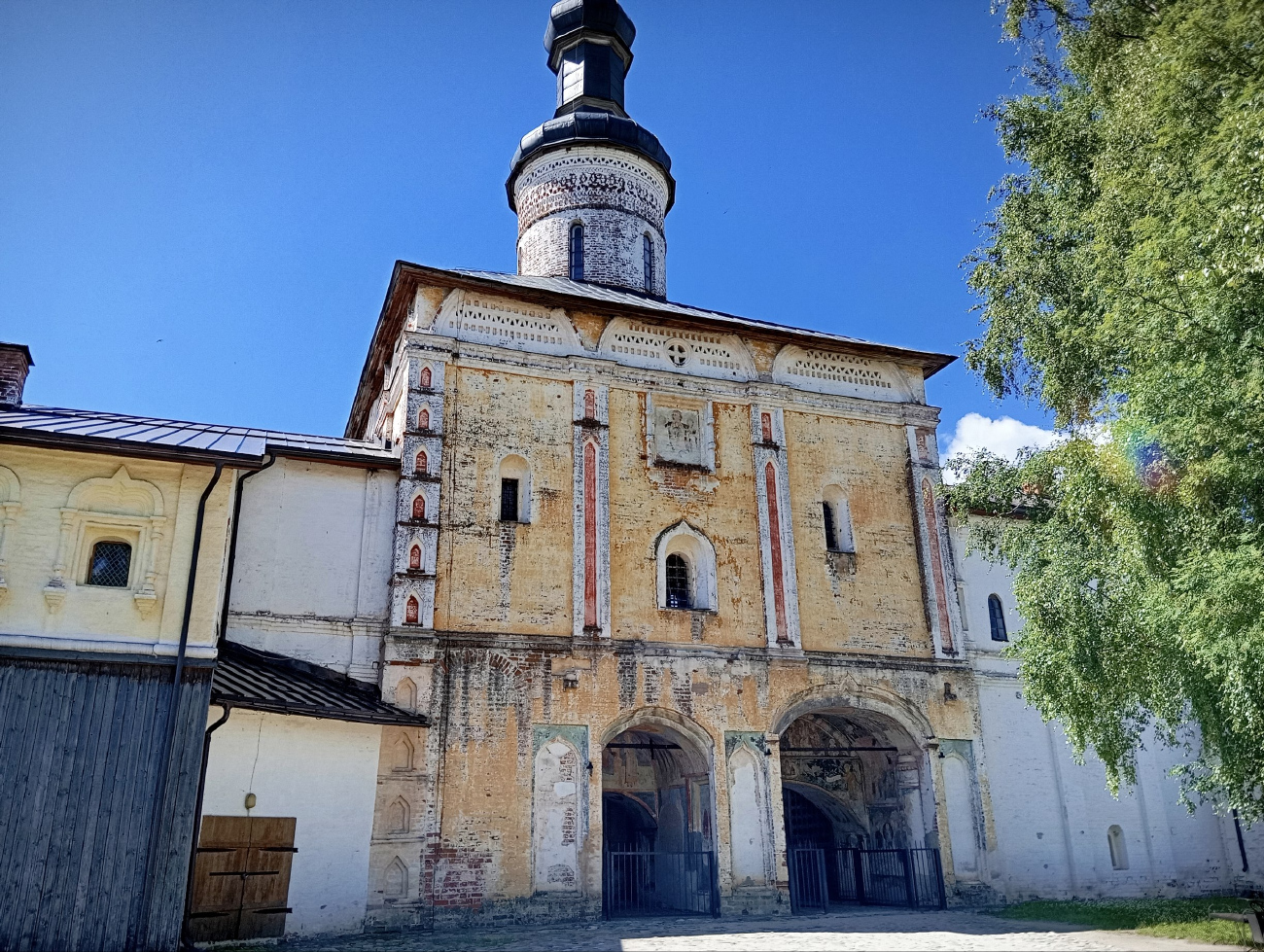 Кириллов, Кирилло-Белозерский монастырь, Монашеские кельи; Кирилло-Белозерский монастырь, Церковь Иоанна Лествичника; Кирилло-Белозерский монастырь, Казённая палата