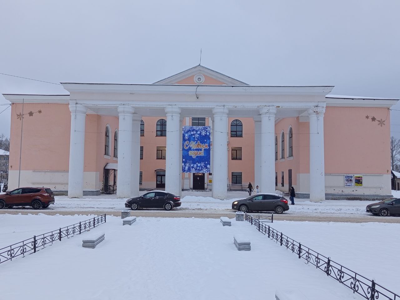 Пикалёво, Площадь Комсомола, 1