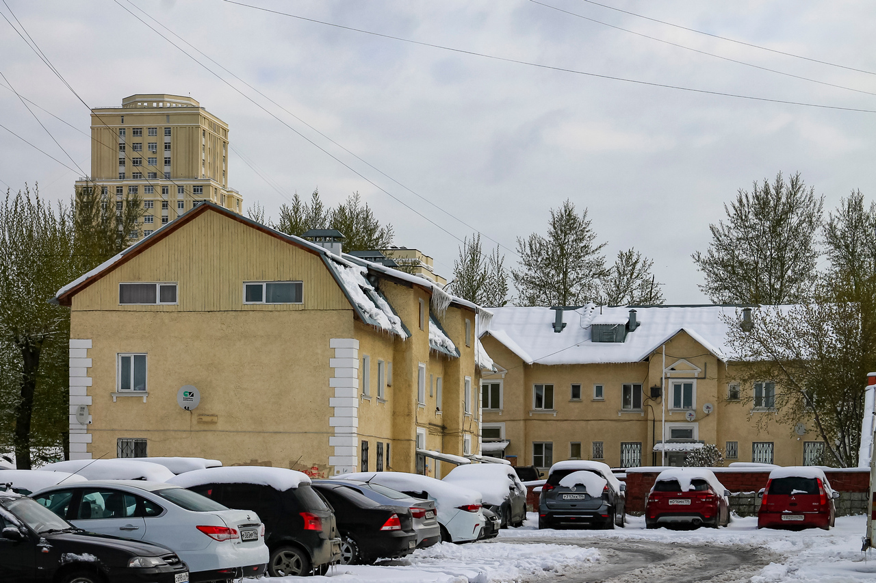 Екатеринбург, Коуровская улица, 6; Техническая улица, 65