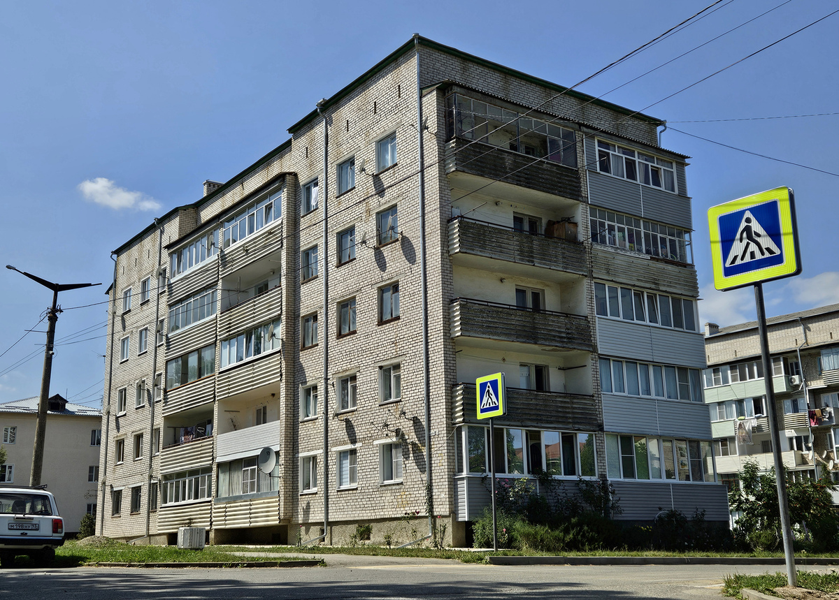 Медногорский, Улица Мира, 2