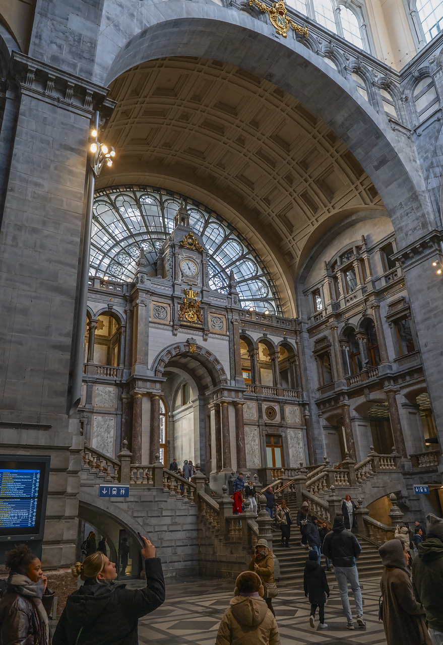 Антверпен, Koningin Astridplein, 27