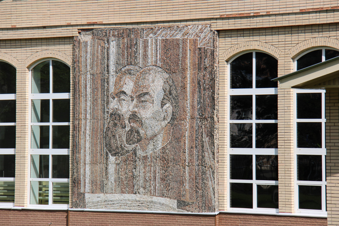 Смоленск, Улица Пржевальского, 4 корп. 1. Монументальное искусство (мозаики, росписи)