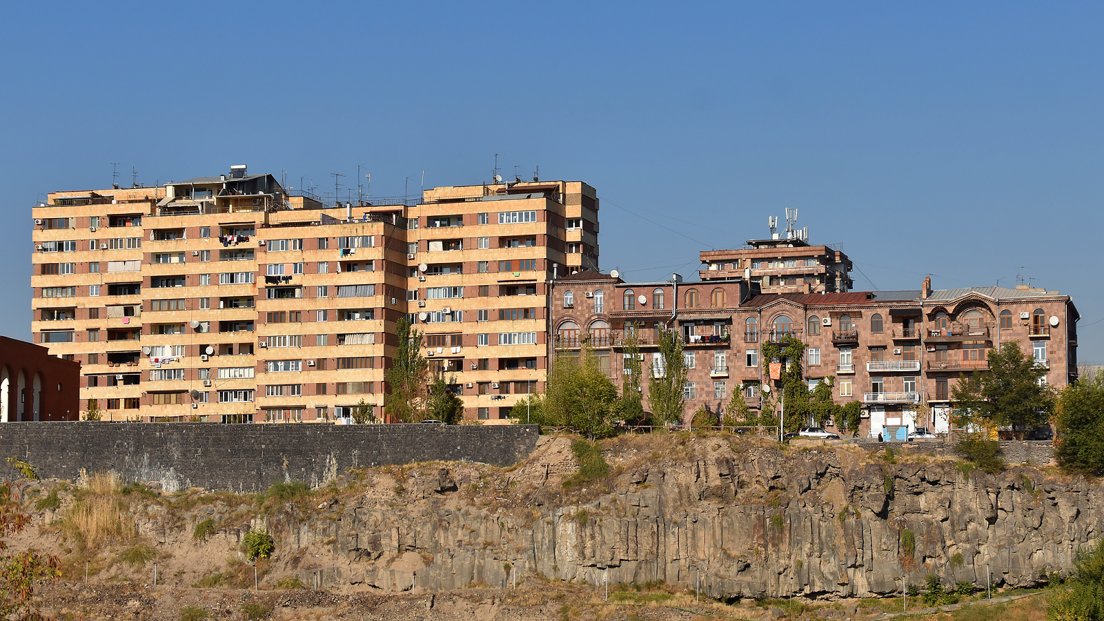 Ереван, Улица Рафаэля Исраэляна, 37; Улица Рафаэля Исраэляна, 21