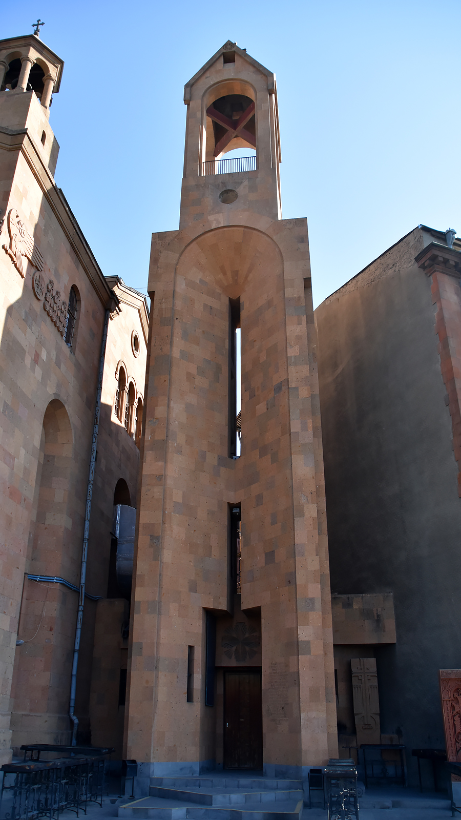 Ереван, Проспект Месропа Маштоца, 1 *