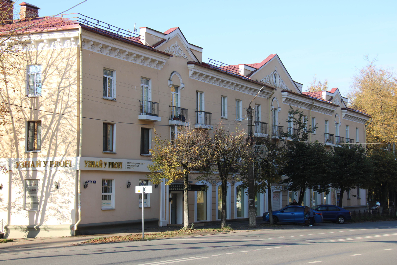 Смоленск, Улица Дзержинского, 19. Монументальное искусство (мозаики, росписи, барельефы, сграфито)