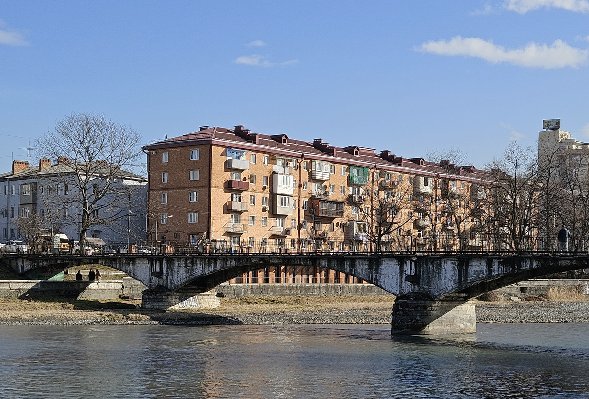 Владикавказ, Улица Маяковского, Трамвайный мост; Улица Тхапсаева, 20