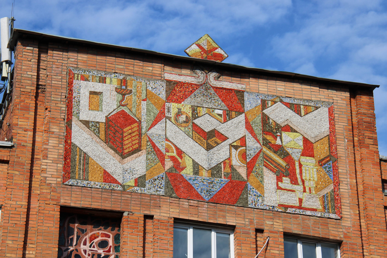 Смоленск, Улица Энгельса, 23А. Монументальное искусство (мозаики, росписи, барельефы, сграфито)